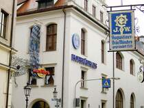 Ausscnitt der Fassade des Mnchener Hofbruhauses. Aufnahme: 4. Mai 2005.