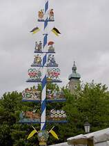 Maibaum auf dem Mnchner Viktualienmarkt. Aufnahme: 3. Mai 2005.