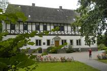 In diesem Gutshaus in Bodenwerder wurde Hieronymus Carl Friedrich Freiherr von Mnchhausen 1720 geboren. Hier verbrachte er seine ersten 13 Lebensjahre. Seit 1936 ist das Haus Eigentum der Stadt Bodenwerder und dient heute als Rathaus. Aufnahme: Juli 2007.