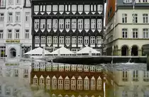 Fachwerkhaus in Hildesheim mit Spiegelbild im Rolandbrunnen. Aufnahme: Juli 2007.