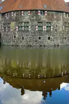 Die Wasserburg Vischering mit dem Siegelbild im Wasser. Die Burg liegt  am nrdlichen Rand der nordrhein-westflischen Stadt Ldinghausen. Aufnahme: Juli 2007.