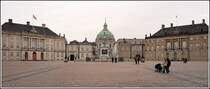 Links und rechts sind zwei der vier Flgel von Schloss Amalienborg zu sehen, in der Mitte das Reiterstandbild mit Blick auf die Frederikskirke. Aufnahmedatum: 30.03.2004