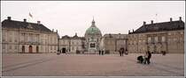 Links und rechts sind zwei der vier Fl�gel von Schloss Amalienborg zu sehen, in der Mitte das Reiterstandbild mit Blick auf die Frederikskirke. Aufnahmedatum: 30.03.2004