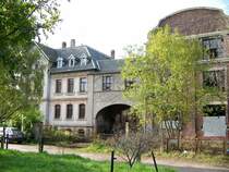 Direkt neben der Bahnstrecke zwischen Chemnitz Schnau und Siegmar steht dieses verwunschene Ensemble bestehend aus einer Fabrik mit Wohngebude. 16.10.07