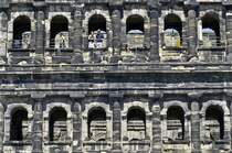 Ausschnitt der Stadtseite von Porta Nigra in trier. Aufnahme: Juli 2007.