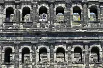 Ausschnitt der Stadtseite von Porta Nigra in trier. Aufnahme: Juli 2007.