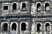 Ausschnitt der Stadtseite von Porta Nigra in trier. Aufnahme: Juli 2007.