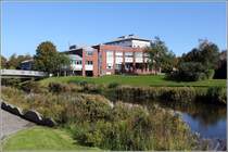 Cuxhaven. An die Stadtbibliothek schliet sich eine Grnanlage an. 30.09.2015