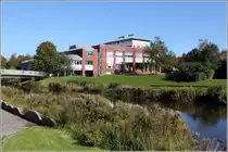 Cuxhaven. An die Stadtbibliothek schlie�t sich eine Gr�nanlage an. 30.09.2015