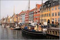 Hier ein Foto vom Nyhaven am 30.03.2006. Gegenber den Fotos von Matthias Frey hat sich in den dazwischenliegenden 16 Jahren auer dem Farbanstrich nicht viel verndert.