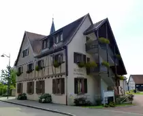 Klein-Landau, das Rathaus der Gemeinde in der Rheinebene im s�dlichen Elsa�, Aug.2015