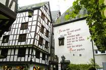 Fachwerkhaus und Wandbeschriftung in Bernkastel-Kues. Aufnahme: Juli 2007.