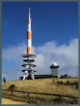 Da der Brocken die mit deutlichen Abstand h�chste Erhebung in Norddeutschlan ist, wird er f�r mehrere Sendeanlagen genutzt. Links befindet sich der 1973 errichtete neue Sendeturm, rechts der Fernsehturm von 1936. Dass sich die T�rme bei strahlenden Sonnenschein pr�sentieren, kommt vergleichsweise selten vor.
<br>Sendeanlagen auf dem Brocken im Winter:
http://www.staedte-fotos.de/bild/Deutschland~Sachsen-Anhalt~Landkreis+Harz/51759/bereits-seit-den-1930er-jahren-wird.html