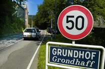 Zweisprachiges Ortsschild in Grundhof (Grondhaff) in Luxembourg. Aufnahme: August 2007.