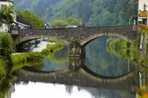 In Vianden f�hrt diese alte Br�cke �ber die Our. Aufnahme: August 2007.