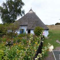 Das Pfarrwittwenhaus in Gro Zicker (Mnchgut, Rgen, September 2012) mit dem bunten Garten davor 