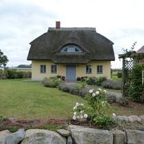 Neubau mit Reetdach in Gro Zicker (Mnchgut, Rgen, September 2012)