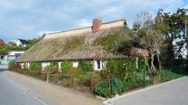 Reetdach gedecktes Haus in Ghren (Mnchgut, Rgen, September 2012)