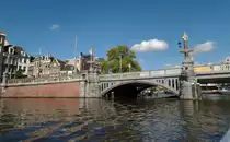 Amsterdam am 8.9.2014 -  Blaue Br�cke (Blauwbrug) �ber die Amstel, die acht Lampenpfosten aus Marmor sind mit der Krone Kaiser Maximilians I. verziert