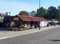 In den Marktst�nden neben der historischen Markhalle werden Textilien und Blumen angeboten. (2. Oktober 2015)
