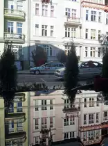 In der dunklen Tischplatte eines Stra�encafes spiegeln sich die Fassaden der gegen�berliegenden Wohnh�user wider. (1. Oktober 2015)