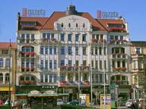 Die Danziger Strae von Bromberg, Haupteinkaufsstrae der Stadt, hat auch heute noch einen beachtlichen Bestand an prchtigen Geschfts- und Wohnhusern im historisierenden Grnderzeitstil. Ihren besonderen Charme gewinnt die Strae aber durch die groe Anzahl eleganter Bauwerke im Jugendstil. Das reprsentative Gebude Nr. 27, 1908 nach Plnen von Adolf Schleusener entstanden, gehrt zu den eindrucksvollsten. (1. Oktober 2015)