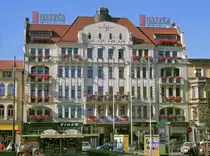 Die Danziger Stra�e von Bromberg, Haupteinkaufsstra�e der Stadt, hat auch heute noch einen beachtlichen Bestand an pr�chtigen Gesch�fts- und Wohnh�usern im historisierenden Gr�nderzeitstil. Ihren besonderen Charme gewinnt die Stra�e aber durch die gro�e Anzahl eleganter Bauwerke im Jugendstil. Das repr�sentative Geb�ude Nr. 27, 1908 nach Pl�nen von Adolf Schleusener entstanden, geh�rt zu den eindrucksvollsten. (1. Oktober 2015)