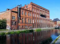 Die mchtige Rothermhle ist ein bedeutendes Denkmal der Bromberger Industriegeschichte. Sie wurde von 1845 bis 1849 im Auftrag der preuischen Seehandlungsgesellschaft unter ihrem Prsidenten Staatsminister Christian Rother errichtet. Die Mhle hatte bei Inbetriebnahme eines der modernsten Mahlwerke ihrer Zeit. So wurde hier besonders feines Mehl gemahlen, das wegen seiner langen Haltbarkeit auch nach bersee exportiert werden konnte. In den Flgeln der Anlage befanden sich riesige Lagerrume fr Korn und Mehl. (2. Oktober 2015)