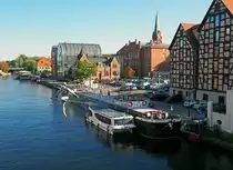 Neben den historischen Kornspeichern aus dem sp�ten 18. Jahrhundert, dem offiziellen Wahrzeichen von Bromberg, balanciert der  Seilt�nzer  gleicherma�en kraftvoll wie elegant auf einem Seil �ber die Brahe. Das von Jerzy Kedziora geschaffene Kunstwerk, eine Allegorie des Wagemutes, wurde 2004 anl�sslich des Beitritts Polens zur Europ�ischen Union geschaffen. (30. September 2015) 