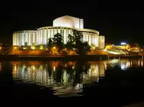 Die Opera Nova von Bromberg liegt an einer Biegung der Brahe, die die Stadt durchflie�t und an ihrem Rand in die Weichsel m�ndet. Der Entwurf von Jozef Chmiel und Andrzej Prusiewicz f�r einen Neubau der Oper lag zwar bereits seit 1961 vor. Gebaut wurde das Opernhaus aber erst ab dem Jahre 1973 und bis zur Fertigstellung 2006 vergingen noch mehr als 30 Jahre. Die Opera Nova ist heute das Wahrzeichen der Moderne von Bromberg. (1. Oktober 2015)