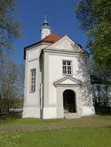 Thalhausen, Schlo�kirche St. Anna, erbaut 1707 durch Antonius Benno H�ger von Anzing, achteckiger Zentralbau, Kirchturm mit gedr�cktem Glockenhelm (19.04.2015) 