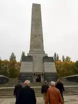 Das Hauptdenkmal, eine Statue der russischen „Mutter Heimat“, welche um ihren gefallenen Sohn trauert, des Sowjetische Ehrenmal in der Sch�nholzer Heide in Berlin-Pankow gesehen am  07. Oktober 2015.

