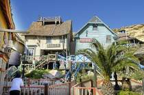 Popeye Village, auch bekannt als Sweethaven Village, ist eine Kulissenstadt auf Malta, die der Regisseur Robert Altman 1979 fr den Film Popeye – Der Seemann mit dem harten Schlag aufbauen lie. Heute wird der Ort als Freizeitpark genutzt. Aufnahme: Oktober 2006.
