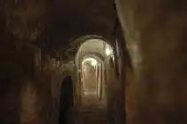 Blick in die St. Paul’s Catacombs in Rabat auf der Insel Malta. Sie wurden um das Jahr 350 angelegt und erstrecken sich �ber bisher bekannte 1,5 Quadratkilometer. Im Laufe der Jahre wurden hier etwa 1.400 Tote beerdigt. Inzwischen sind alle ausgelagert worden. Die St. Paul’s Catacombs sind �ffentlich zug�nglich und k�nnen kostenlos beziehungsweise im Rahmen einer F�hrung mit Audio-Guides besichtigt werden. Aufnahme: Oktober 2006.
