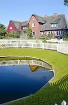 Dorfteich und Reetdaches im Dorf Land. Aufnahme: 22. September 2008.