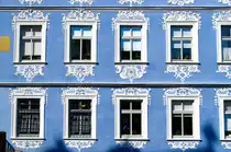 Hausfassade an der Unteren Br�cke in Bamberg. Aufnahme: Juli 2008.