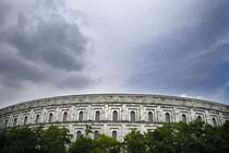 Die Nrnberger Kongrehalle der Nationalsozialisten, ab 1937 errichtet, blieb unvollendet. Die uere Granitverblendung soll den Backsteinbau noch monumentaler erscheinen lassen, obwohl das Gebude ohnehin monstrs ist. Aufnahme: Juli 2008.