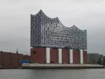 Hamburg am 24.9.2015: die Elbphilharmonie ohne Ger�ste von der Elbe aus gesehen