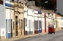 Eine Strae in der Hafenstadt Portimo an der Algarekste. Aufnahme: Juli 2010.