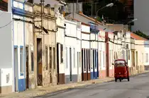 Eine Stra�e in der Hafenstadt Portim�o an der Algarek�ste. Aufnahme: Juli 2010.