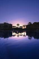 Abendstimmung am Schwimmbad im Feriendorf Tivoli in Praia da Rocha/Portimo. Aufnahme: Juli 2010.