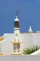 Schornsteine in Ferragudo an der Algarvek�ste. Aufnahme: Juli 2010.