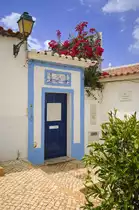 Eingangst�r in Ferragudo an der Algarvek�ste. Aufnahme: Juli 2010.