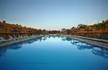 Schwimmbad im Feriendorf Tivoli an Rio Arade (Portim�o-Praia da Rocha). Aufnahme: Juli 2010.