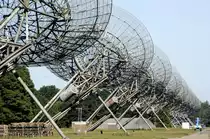 Sterrenwacht bei Hooghalen in den Niederlanden. Die Radioteleskopen sind Messgeräte, mit denen astronomische Objekte beobachtet werden, die elektromagnetische Wellen im Spektralbereich der Radiowellen ausstrahlen. Die Radioteleskope werden im Rahmen der Radioastronomie verwendet. Aufnahme: Mai 2011.