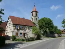Geslau, Ev. St. Kilian Kirche an der Hauptstra�e, Saalbau im Markgrafenstil, Turmunterbau um 1400, Kirchenschiff von 1737 erbaut von Johann David Steingruber (14.05.2015)