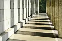 S�ulengang mit Schatten entlang der Gedenkst�tte Walhallain Donaustauf. Aufnahme: Juli 2008.
