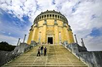 Die Befreiungshalle auf dem Michelsberg in  Kielheim. Aufnahme: Juli 2008. Errichtet wurde die Befreiungshalle im Andenken an die gewonnenen Schlachten gegen Napoleon whrend der Befreiungskriege in den Jahren von 1813 bis 1815. Auftraggeber des Baus war Knig Ludwig I. von Bayern.