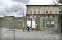 Haupteingang zur Gedenksttte Berlin-Hohenschnhausen. Sie besteht aus den Rumlichkeiten der ehemaligen zentralen Untersuchungshaftanstalt der Staatssicherheit der DDR, die von 1951 bis 1989 in Betrieb war. Aufnahme: 2. Mai 2008.