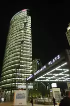 Bahnhof Potsdamer Platz mit dem Bahn Tower bei Nacht. Aufnahme: 3. Mai 2008.
